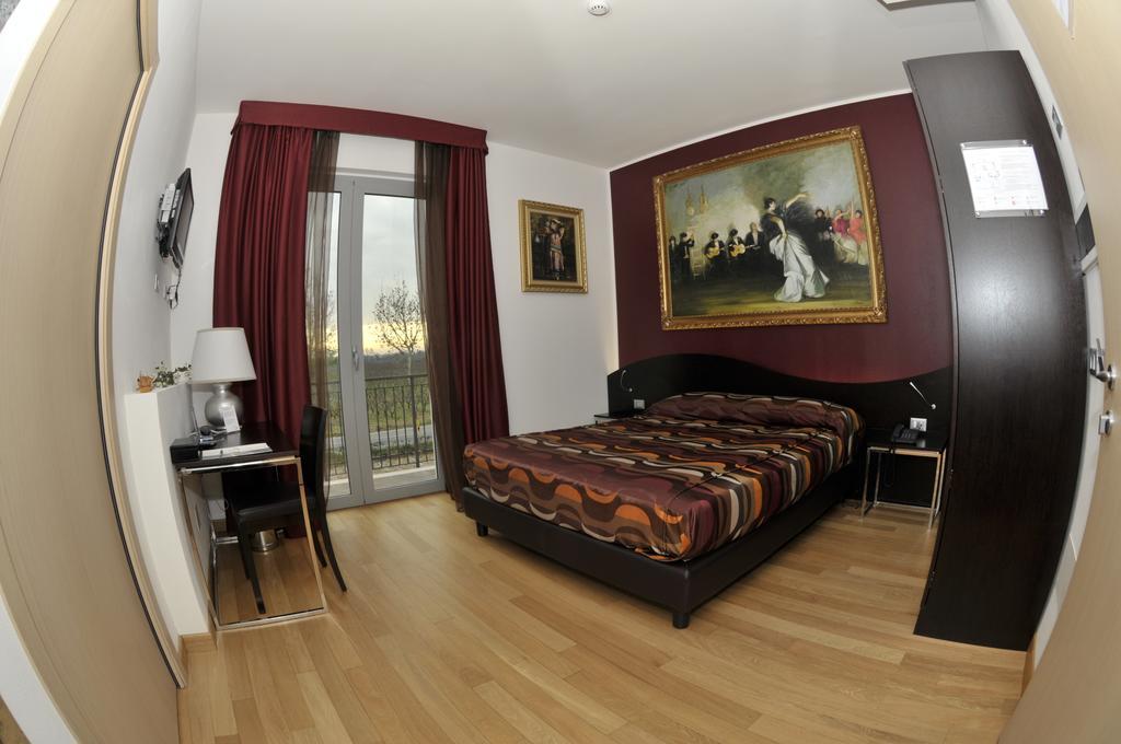 La Grotta Hotel Verona Room photo